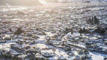 ciudad en la nieve y la luz del sol, kawaguchiko foto