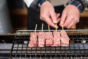 carne japonesa a la parrilla en takayama. foto