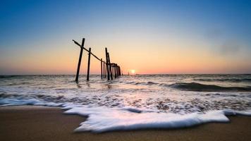 puente de madera roto puesta de sol en el mar en phangnga, tailandia foto