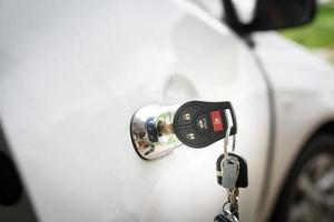 llaves de coche dejadas en una cerradura foto