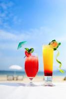 bebidas de verano con playa borrosa foto