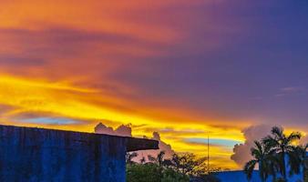 asombroso colorido rosa violeta amanecer atardecer playa del carmen mexico. foto