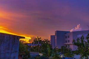 asombroso colorido rosa violeta amanecer atardecer playa del carmen mexico. foto