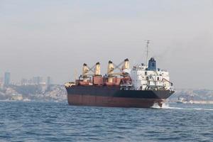 buque de carga en el mar foto