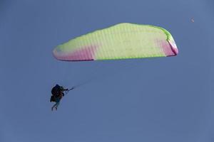 parapente biplaza en vuelo foto