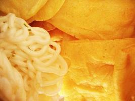 El camarón blanco crujiente y el camarón crujiente con piel son galletas fritas tradicionales de Indonesia, que a menudo se sirven como guarnición. foto