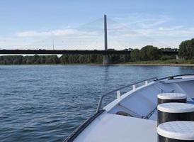 hermosa vista desde un barco en el río Rin, cerca de Colonia, Alemania foto