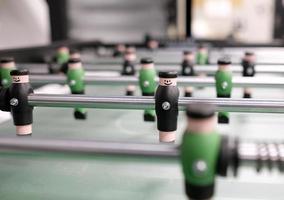 enfoque selectivo en el jugador de mesa de futbolín foto