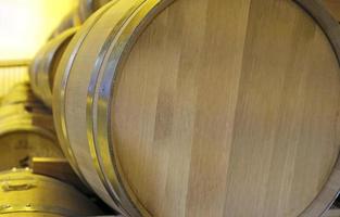 barriles apilados en una destilería de whisky