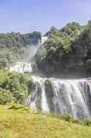 Cascada de Marmore en la región de Umbría, Italia. increíble cascada que salpica en la naturaleza. foto