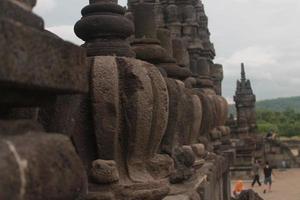 esta es una foto de los adornos en las paredes que rodean uno de los templos en jogjakarta, el templo prambanan.