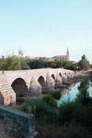 antiguo puente de piedra sobre el río arlanza en lerma, burgos foto