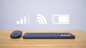 teclado y mouse con imágenes de símbolos wi-fi, baterías y señales telefónicas foto