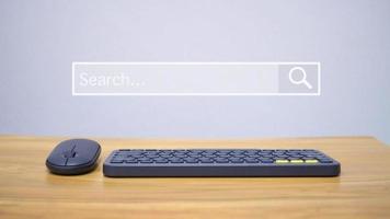 utilizando la tecnología de búsqueda. concepto de búsqueda seo. teclado de computadora portátil. navegar por Internet para encontrar información en la web. foto