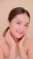 hermoso rostro de mujer joven asiática con piel natural. retrato de chica atractiva con maquillaje suave y piel perfectamente hermosa. foto