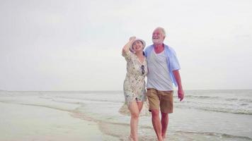 parejas felices caminando juntas en la playa. foto