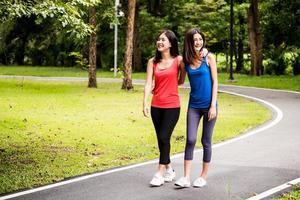 mujeres jóvenes atractivas caminando después de hacer ejercicio en un parque foto