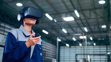 ingeniero está utilizando gafas de realidad virtual para inspeccionar el sistema de control mecánico de la fábrica. foto