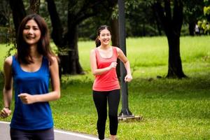 retrato de una joven trotando en un parque con su amiga foto