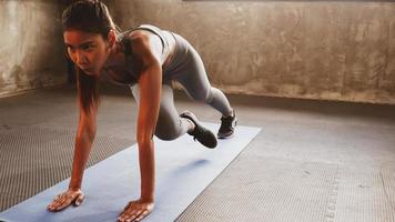 mujer atractiva haciendo ejercicio en el gimnasio. foto