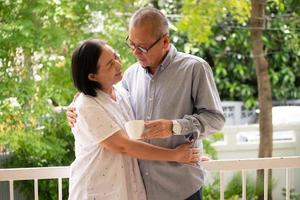 felices parejas asiáticas de pie y abrazándose juntas en el parque. foto