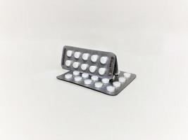 conjunto de píldoras o tabletas de medicina sobre un solo fondo blanco. foto