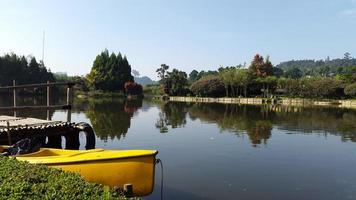 paisaje del río y el barco amarillo al lado, cielo azul foto