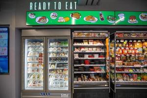 mini tienda 7.11, bangkok, tailandia mayo de 2019 alimentos y bebidas listos para comer en el supermercado internacional marca 7-eleven tienda con tipo de producto por buena disposición del producto. foto