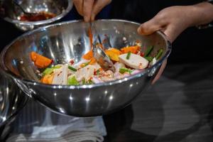 las verduras para hacer ensalada tailandesa se encuentran en la tabla de cortar.