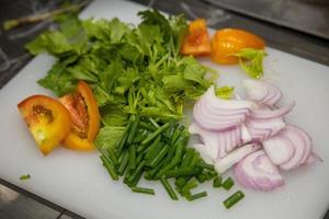 las verduras para hacer ensalada tailandesa se encuentran en la tabla de cortar.