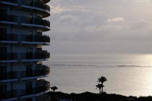 sol reflejándose en el océano en el resort de okinawa foto