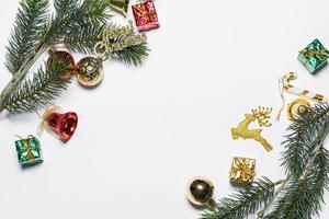 caja de regalo de navidad plana yacía sobre fondo blanco foto