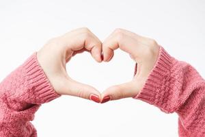 manos de mujer haciendo una forma de corazón sobre un fondo blanco aislado Foto Premium