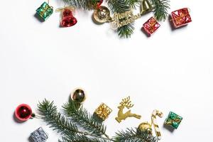 caja de regalo de navidad plana yacía sobre fondo blanco foto