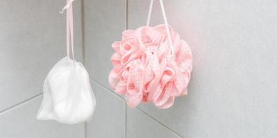 jabón y esponja de baño rosa suave foto