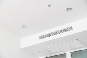 aire acondicionado tipo casete montado en el techo foto