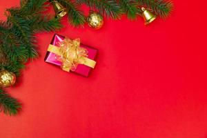 concepto de fondo de navidad. vista superior de la caja de regalo de navidad bolas de oro con ramas de abeto foto