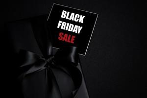 Black friday mockup with gift box and label copyspace Premium Psd photo