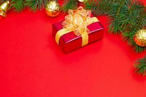 concepto de fondo de navidad. vista superior de la caja de regalo de navidad bolas de oro con ramas de abeto foto