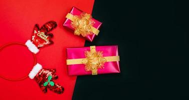 concepto de fondo de navidad. vista superior de la caja de regalo de navidad bolas de oro con ramas de abeto, diadema de navidad foto