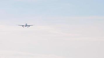 vliegtuig nadert over de oceaan voordat het op de luchthaven van phuket landt. mai khao strand video