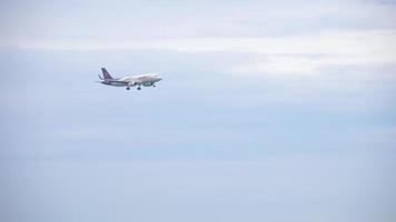 phuket, tailandia, 5 de diciembre de 2016 - thai smile airbus a320 acercándose antes de aterrizar en el aeropuerto internacional de phuket video