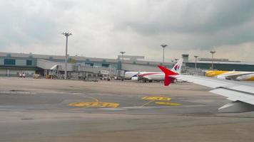 changi, singapur 25 de noviembre de 2018 - vista desde el avión de salida en rodaje, aeropuerto de changi, singapur video