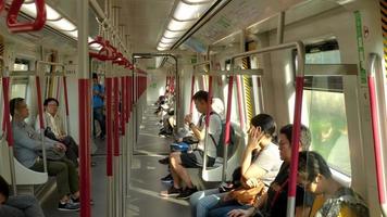 hong kong 7 de noviembre de 2019 - pasajeros en el tren mrt de tránsito rápido masivo de hong kong. video