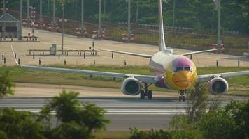 phuket, tailândia, 28 de novembro de 2016 - nok air boeing 737 hs dbs taxiando antes da partida do aeroporto de phuket. video