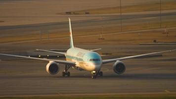 hong kong november 7, 2019 - koreanska luft boeing 787 dreamliner hl7208 taxning efter landning på solnedgång. chek knä kok internationell flygplats, hong kong video