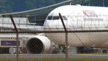 phuket, thailand 27. november 2017 - thai airways airbus a330 hs tbg rollt vor abflug vom flughafen phuket. video