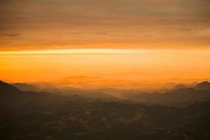 vista superior de la tierra árida puesta de sol sobre la vista en la colina con montaña agrícola destruir el bosque foto