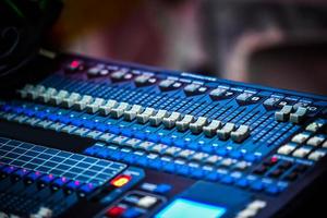 mezcla de audio profesional panel de control de sonido consola técnico de sonido y equipo de luces foto