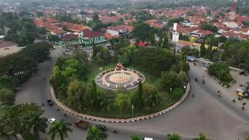 vista aérea de la carretera de circunvalación en slawi, java-indonesia central. video